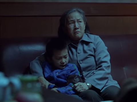 《万箭穿心》:亲妈养他18年却被扫地出门,这儿子绝情吗?