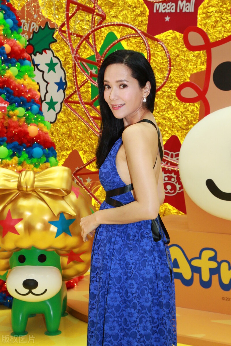 郭羡妮,出席某活动 她的女人魅力明显了