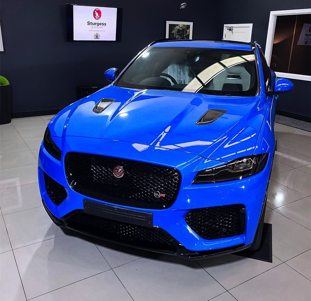 捷豹f-pace"性能版",蓝色车身,四出排气,搭5.0升增压v8引擎