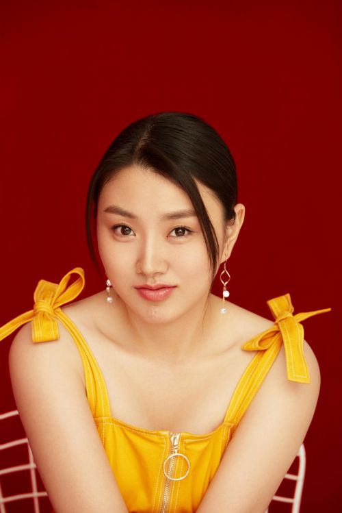 歌手肖洋早年写真曝光一袭裙装颇显优雅大方