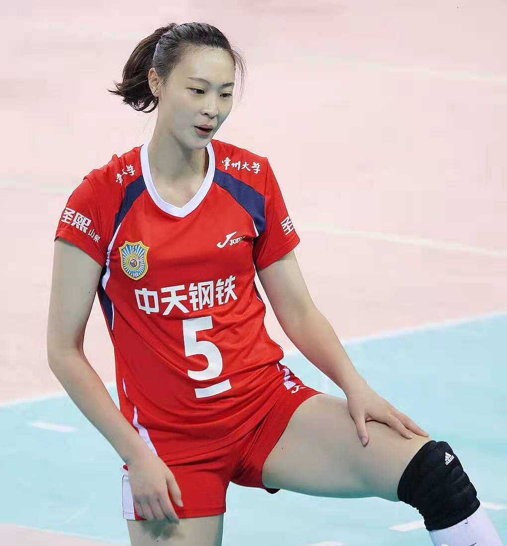 惠若琪早期比赛照,身材圆润壮实,因为训练,大腿下肢比较粗壮!