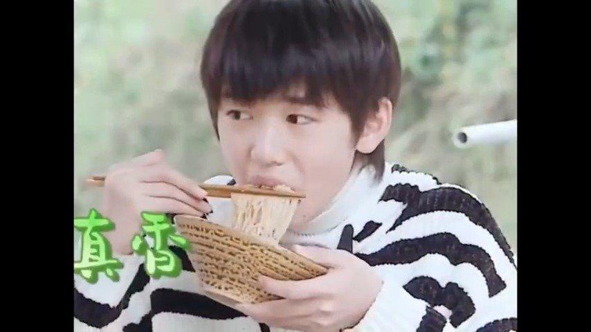 宋亚轩吃面太香了,看饿了