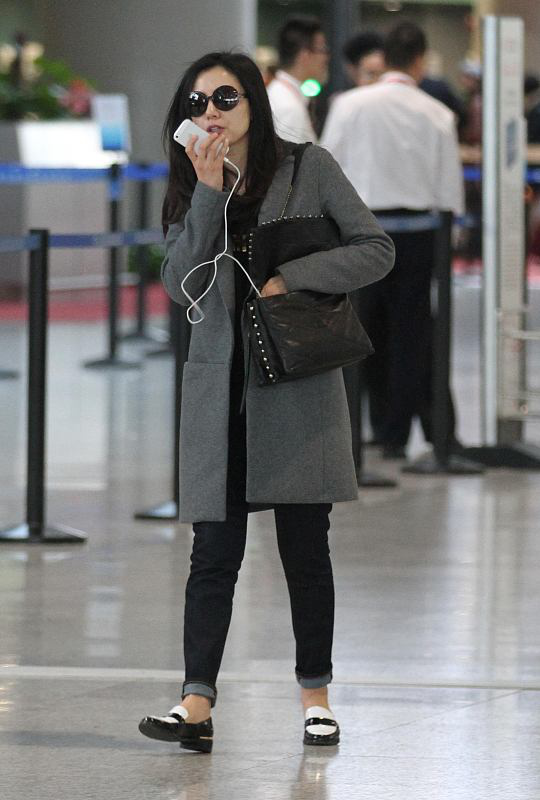 高圆圆现身机场,穿黑大衣散发优雅气质,中年美不是非要装少女!