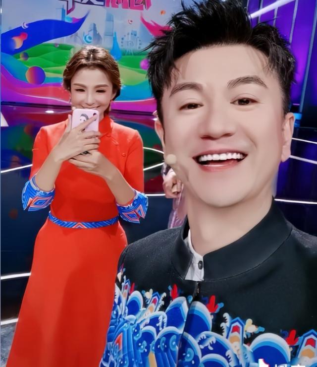 42岁马跃罕晒照,穿正装和央视一姐朱迅同框,却被指:像两代人
