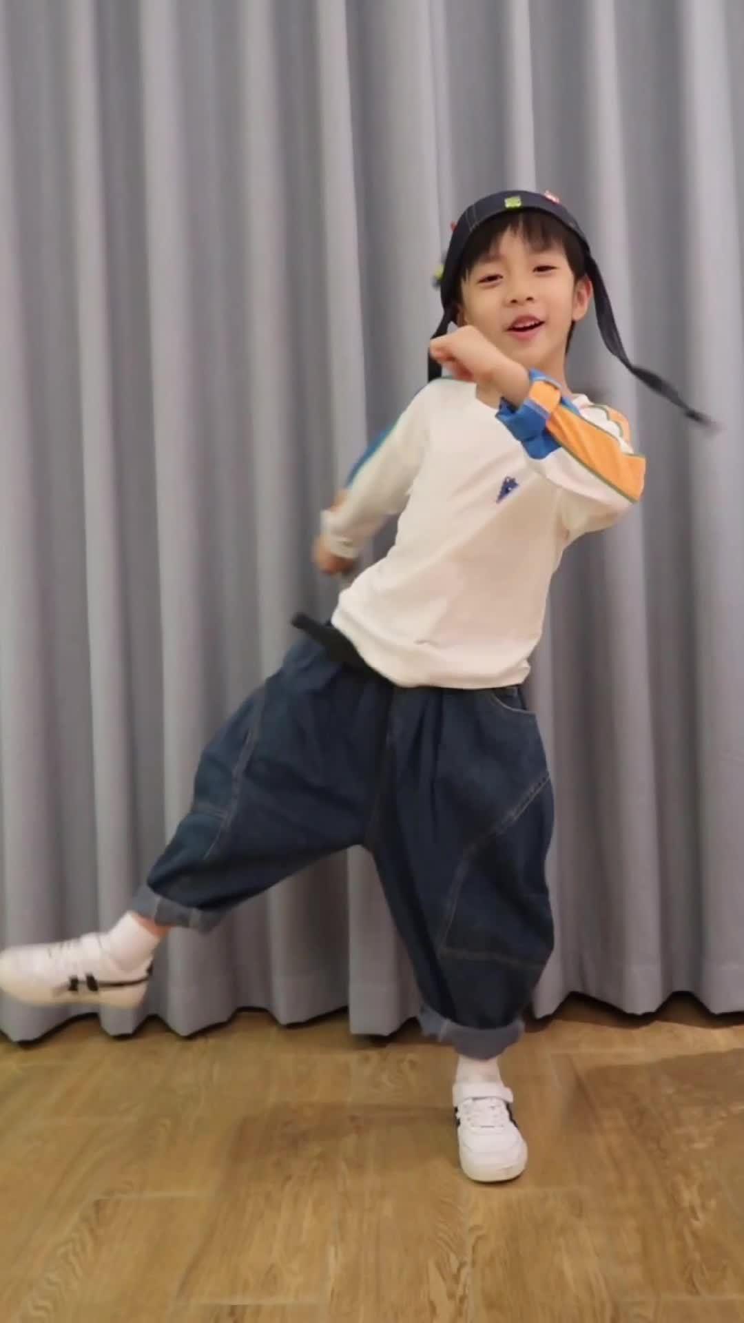 秀泽@毕安秀泽de娘亲 登场,变身绿队小巨人