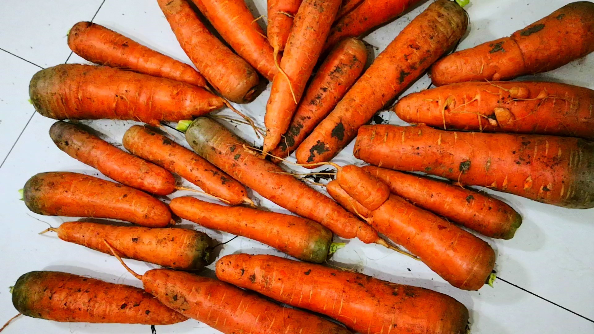 买胡萝卜时,选颜色深的还是颜色浅的?菜贩子:遇到此3种不要买