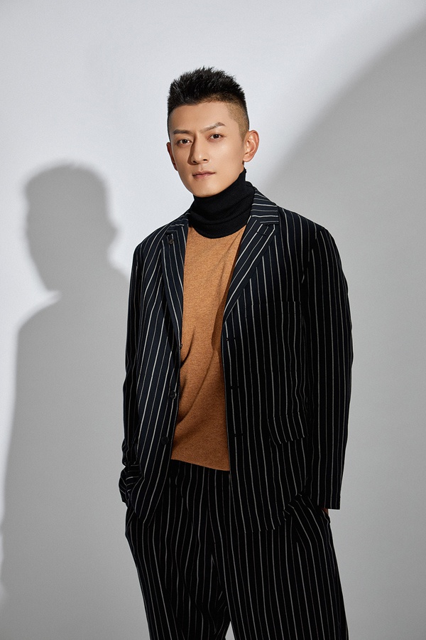 《青春创世纪》热播 梁大维条纹西装大片释出