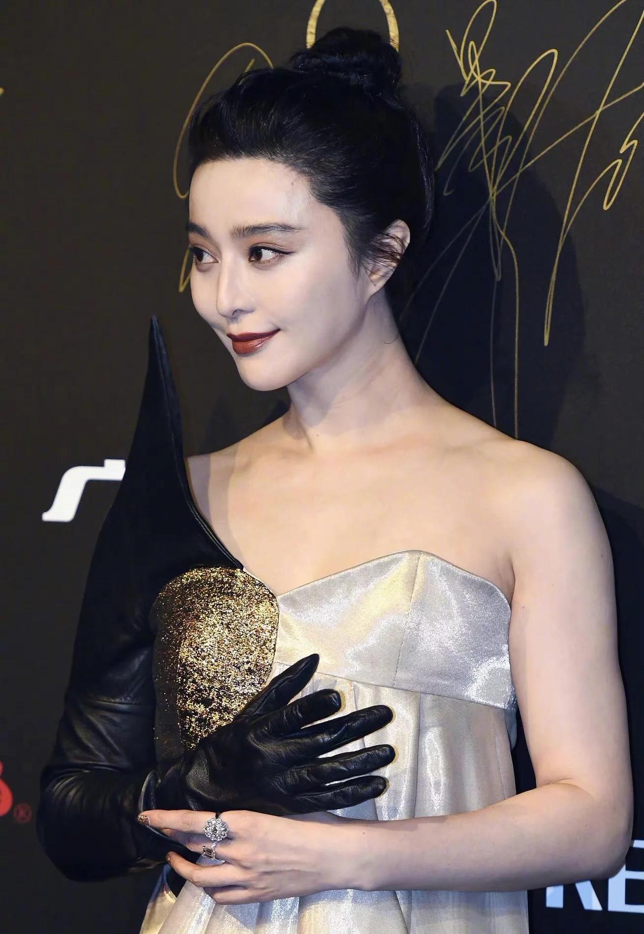 范冰冰红毯遇瓶颈,胖回巅峰遭众人吐槽,网友:弯腰驼背气质差