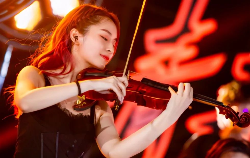 陆虎与小提琴演奏家官宣恋情,女方颜值成亮点