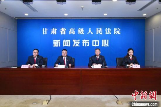  11月23日，甘肃省高级人民法院召开发布会，发布了该院为涉诉中小微企业疫情防控期间开辟“绿色通道”的意见要求。　张江山 摄