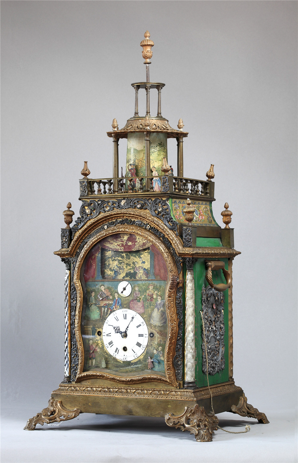 沈阳故宫古钟表联合修复室内,修复完成的清铜镀金嵌料石转人亭式钟.