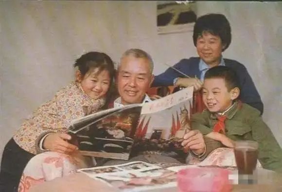 黄天明和朱京蓉在投诚之后,同样得到了周总理的接见.