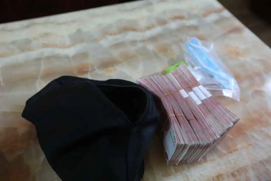 王女士表示,自己是一家企业的会计,这7万元钱是自己从银行取来,用作