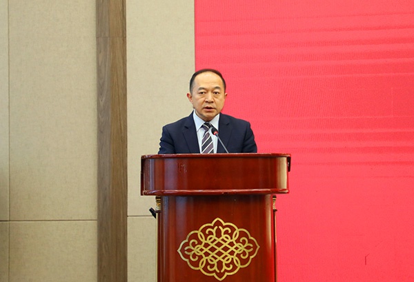 邮储银行安顺市分行党委书记、行长冯明欲致辞。