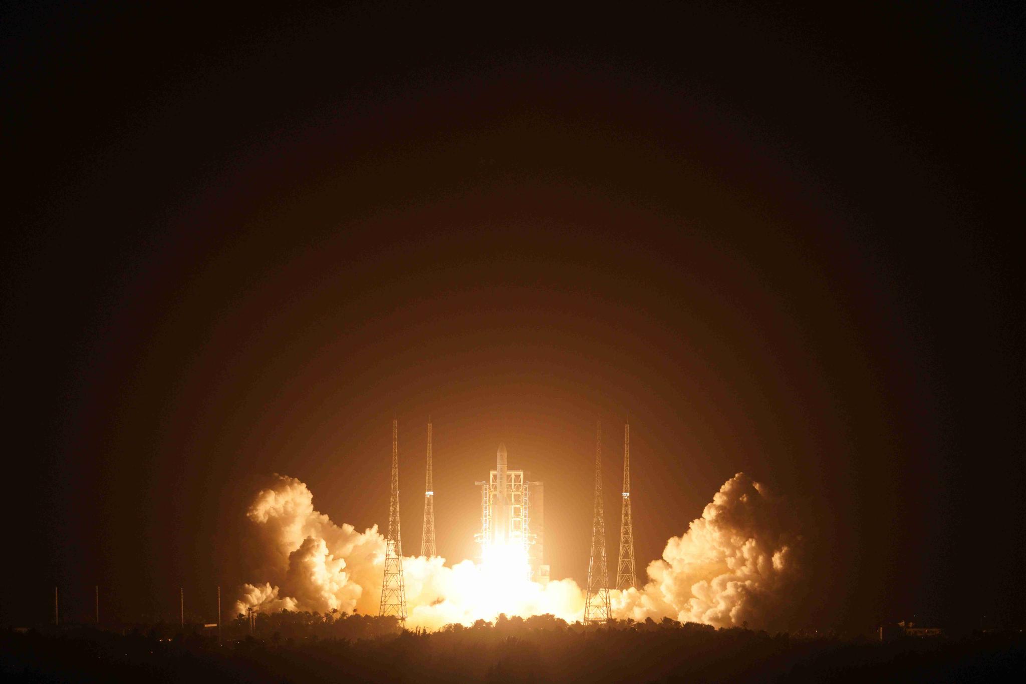 嫦娥五号发射升空月面采样返回之旅正式开启图集