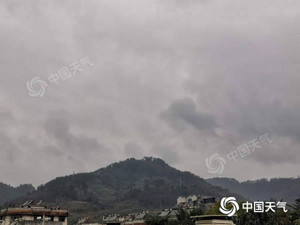 昨天上午，湖南吉首有小雨。（图/刘玥）