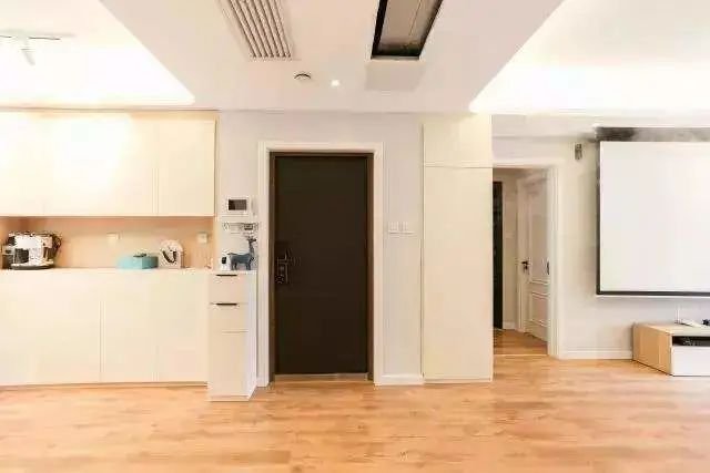 假如墙面较长,可以做一个超长的定制柜,可作为玄关柜,也可作为客厅或