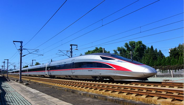 复兴号奔跑在祖国广袤的大地上.图片来源:城阳区委宣传部