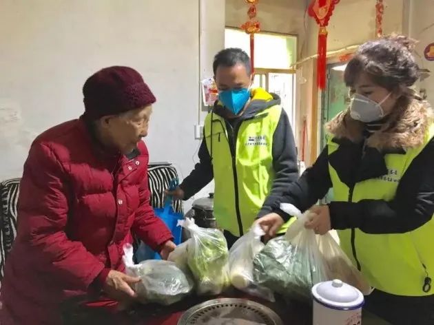 疫情期间，志愿者为独居老人代买蔬菜。图源：四川文明网