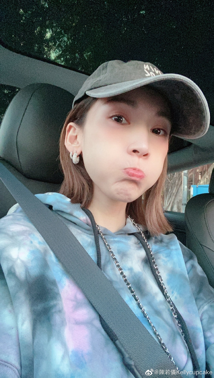 林志颖老婆陈若仪晒自拍穿热裤秀长腿超性感无意曝光儿子缺点