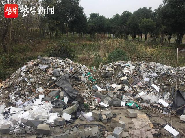 生态园旁垃圾堆成山,社区称都是偷倒的