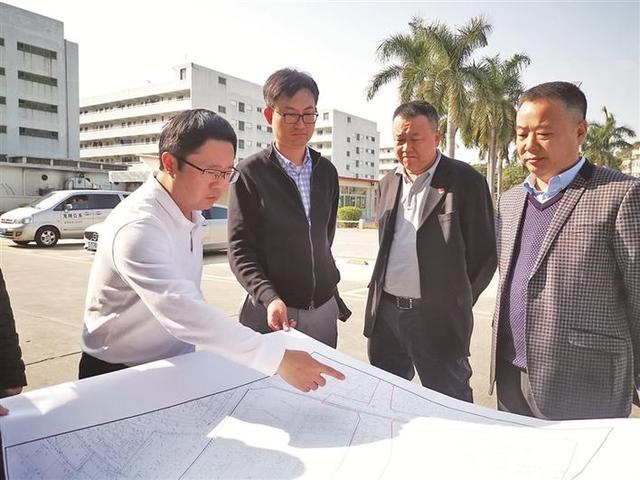 龙城街道党工委书记韦锋(左一)现场办公,加快推进嶂背社区土地整备