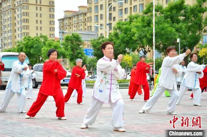 资料图：青海省海东市的退休职工在广场上打太极拳。鲁丹阳 摄