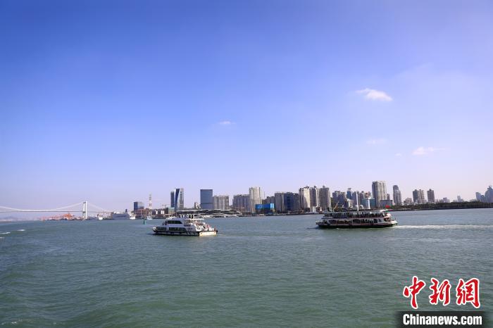 图为客运船舶在厦门海域航行. 李思源 摄