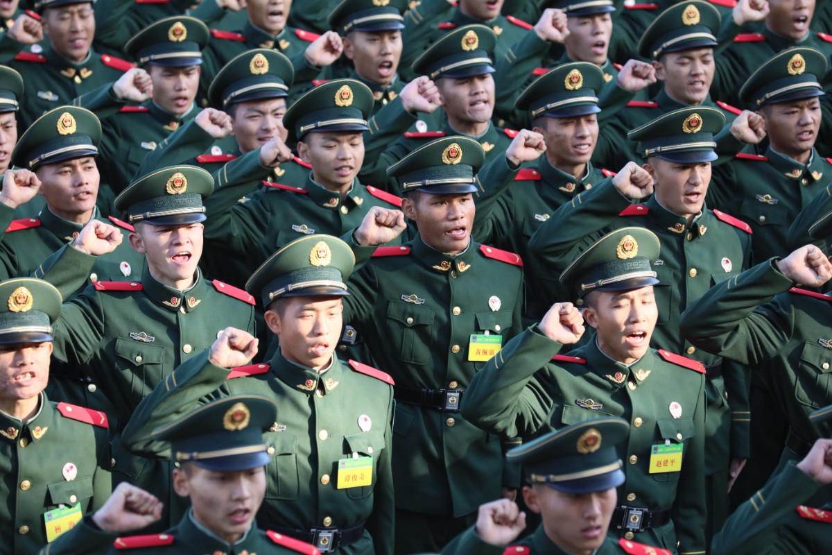 向武警部队旗行注目礼,随后他们每两排面对面站立,相互佩戴肩章