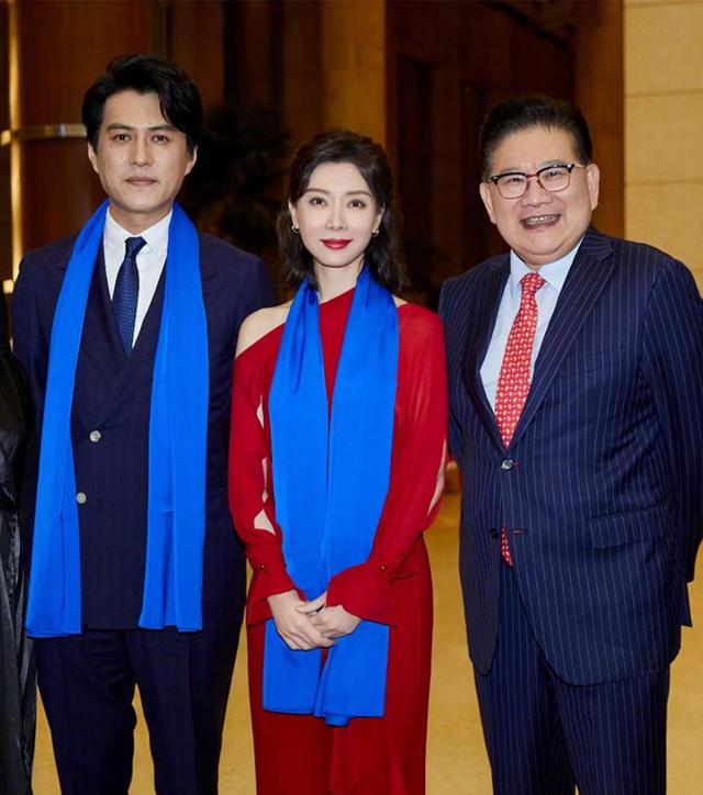 靳东张文宏合影,两人年龄相差7岁,同穿西服气质不分伯仲