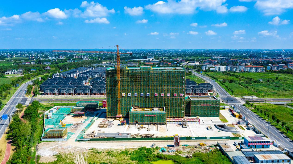 新仓镇正在建设中的高标准医院,城市新区雏形已经形成,城市功能日趋