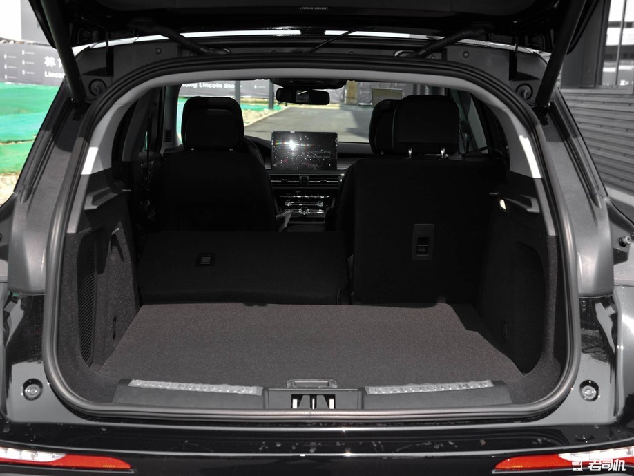 0t 两驱尊享版常规下后备厢空间中规中矩,不过后排座椅支持比例放倒