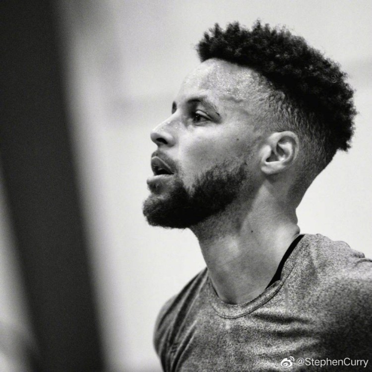 库里微博晒出新发型:距离赛季开始还有一个月!