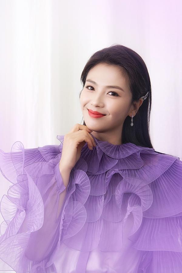 2020年11月24日讯,刘涛近日亮相直播间并拍摄写真.