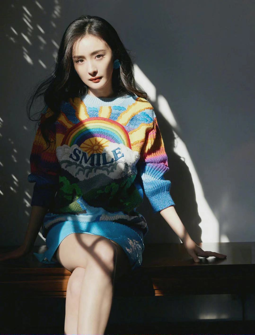 杨幂穿着彩虹色系印花毛衣 明媚又温暖