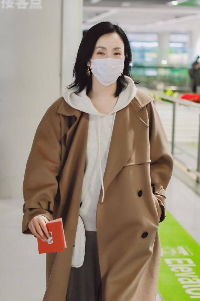 陶虹"大衣 卫衣"走机场,奶茶配色清爽优雅,48岁依旧风韵犹存