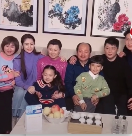 《乡村爱情14》热拍,谢广坤一家全家福曝光,子孙满堂惹人羡