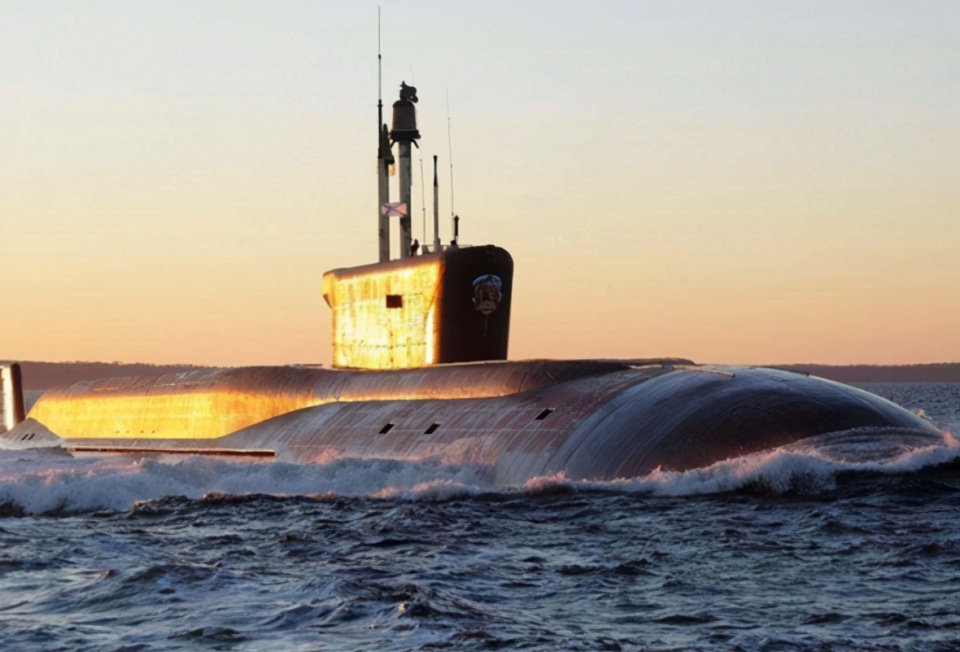 核潜艇,在1992年,苏联解体之后,美军巴吞鲁日号核潜艇进入巴伦支海,被