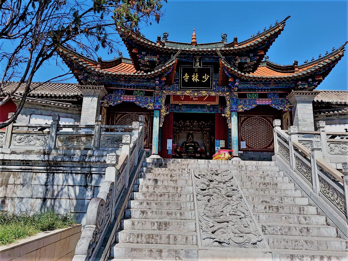 如今的妙湛寺虽已被少林寺接管,匾额上挂着少林寺的牌子,如果走进寺庙