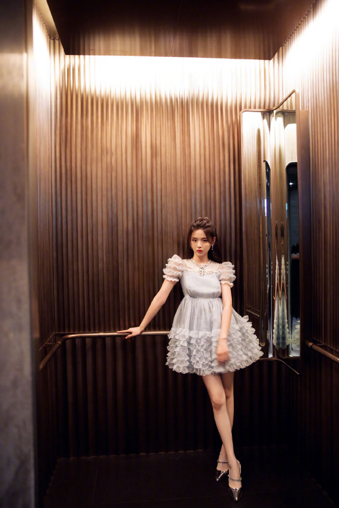 杨超越最新活动造型大秀美腿,淡蓝色褶边连衣裙灵动浪漫,好仙美