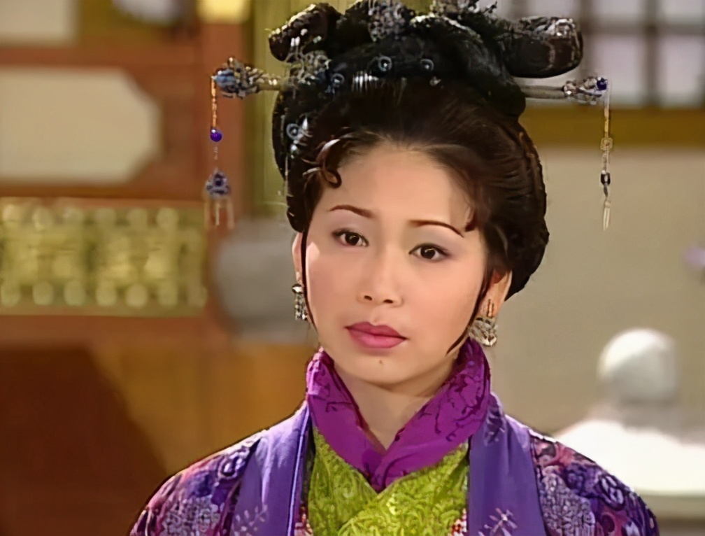 苏荃的扮演者冯晓文曾是广州东方宾馆轻音乐团的歌手,初在tvb的电视