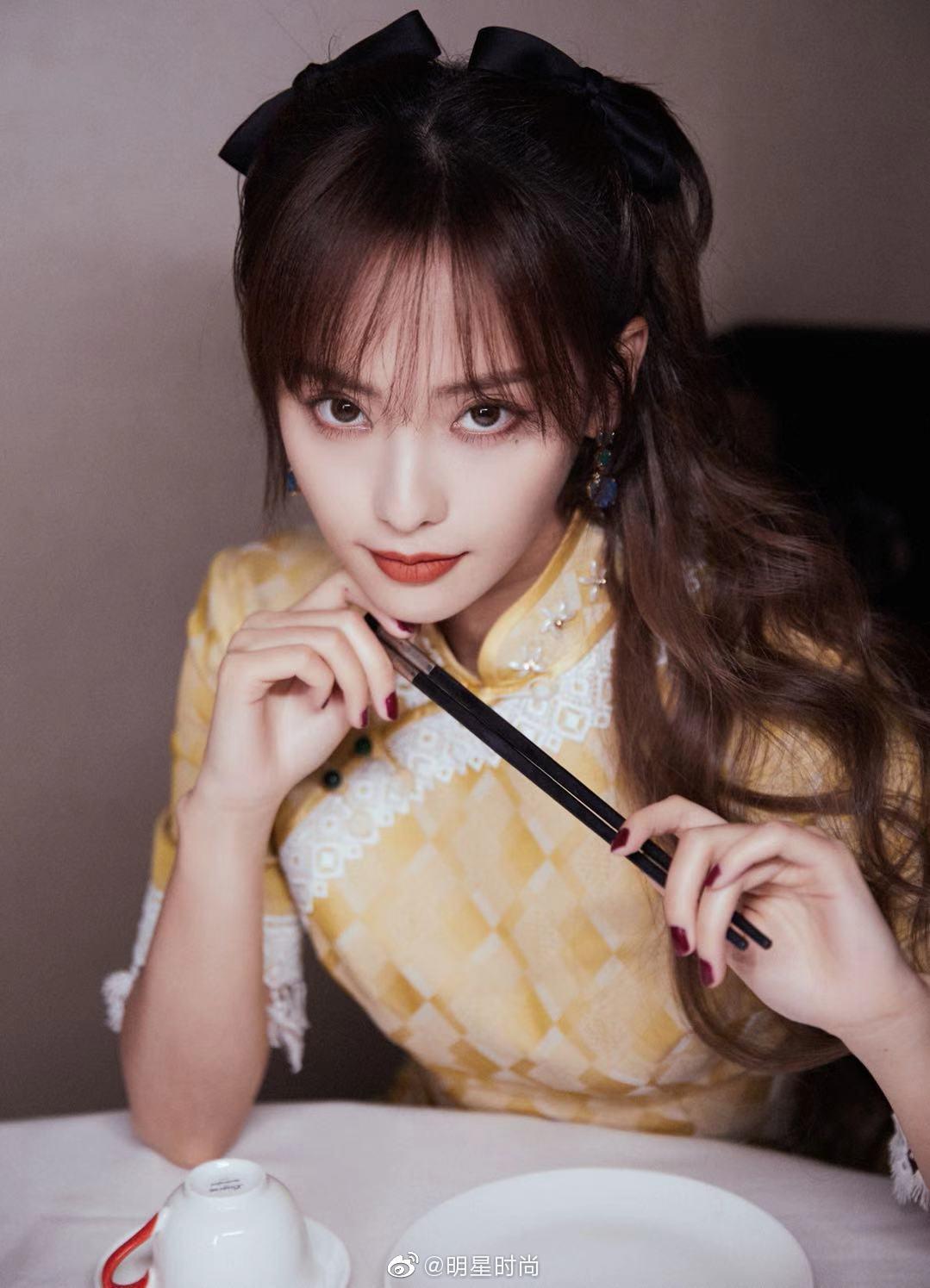 张嘉倪以长发造型亮相,一展动人歌喉,做为演员的她毫不怯场