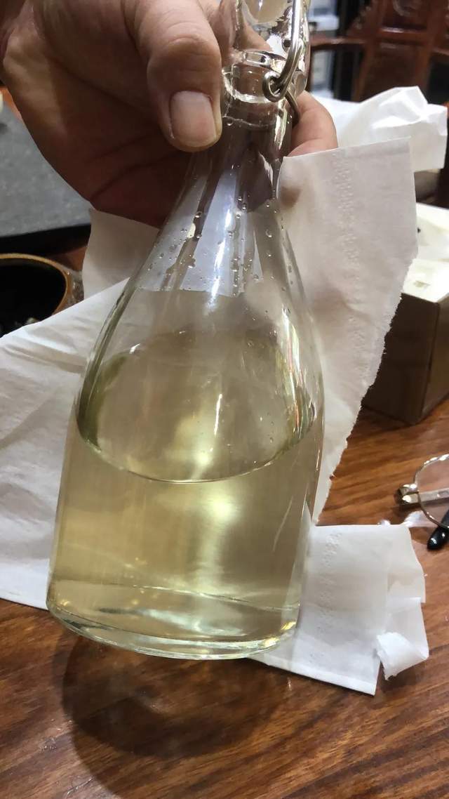 这套限量发行的茅台酒漏酒严重