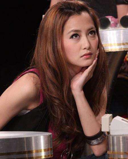 女神赵小侨与老公同框似父女,曾和陈乔恩同组合,对继子视如己出