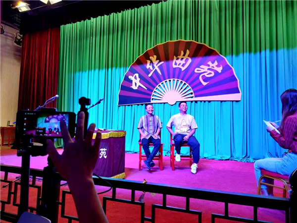 天津相声马军盛伟 在中华曲苑演出