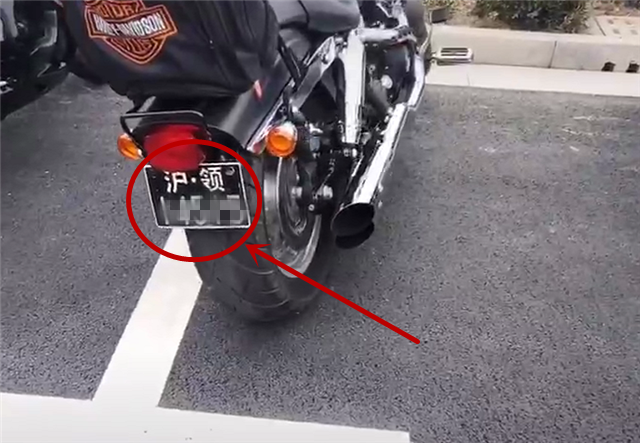 有一定"特权"的哈雷摩托车,车牌黑底白字,牌上还带两个中文