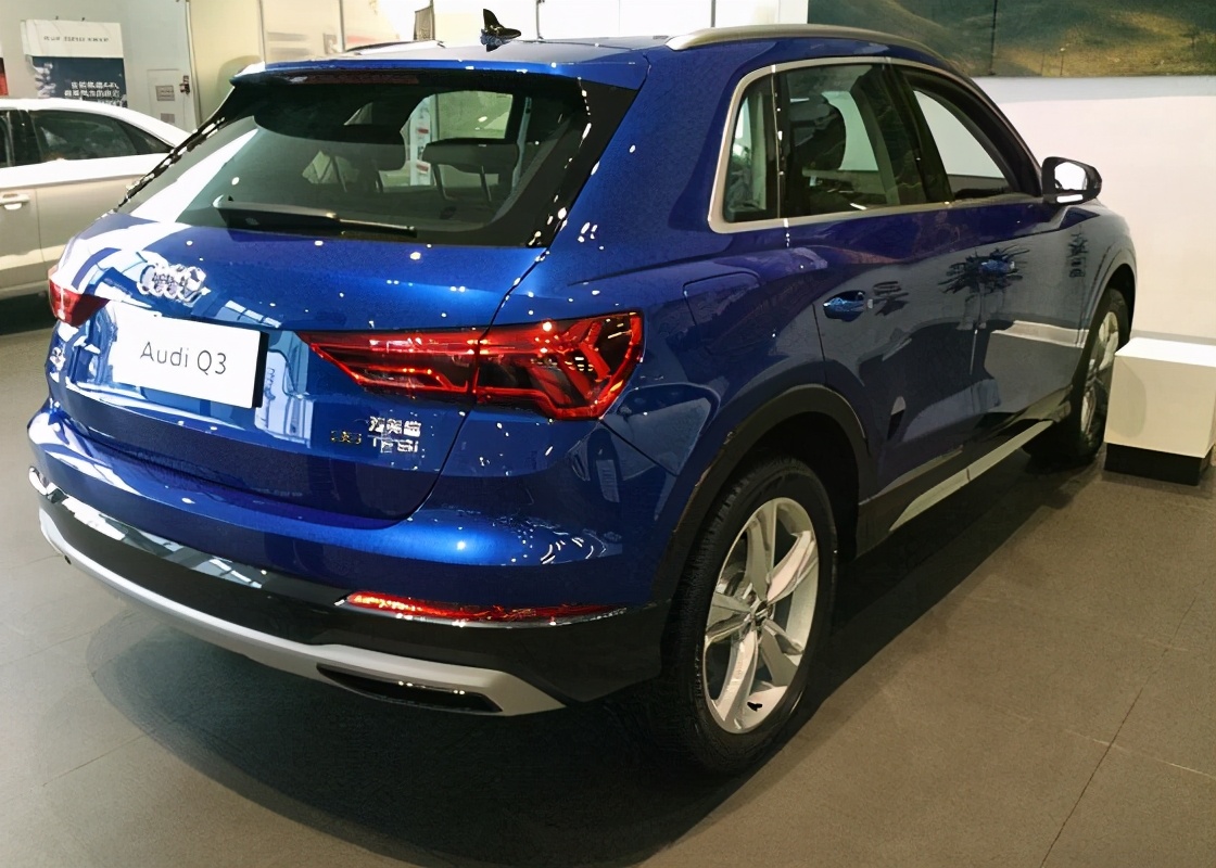 2021款奥迪q3到店,雪邦蓝涂装获赞,30色氛围灯上档次