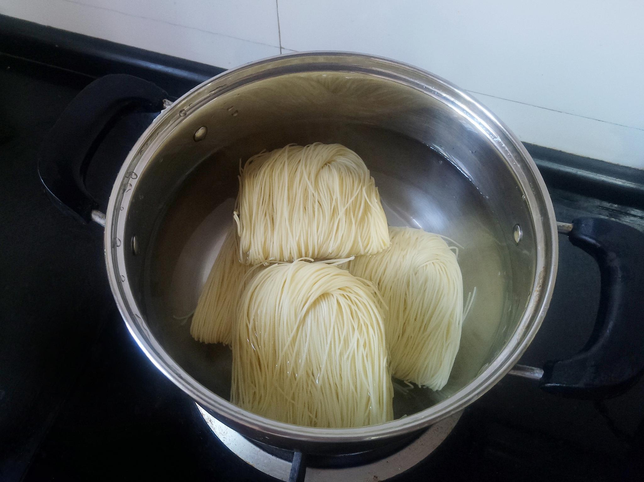 控干水分,倒入适量的食用油,翻拌均匀待用,这样可以防止面条粘成一坨4