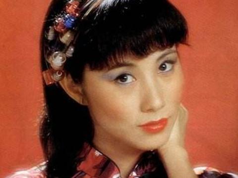 汪明荃出生于1947年,是知名香港女演员,在她年轻时出演过多部知名电视