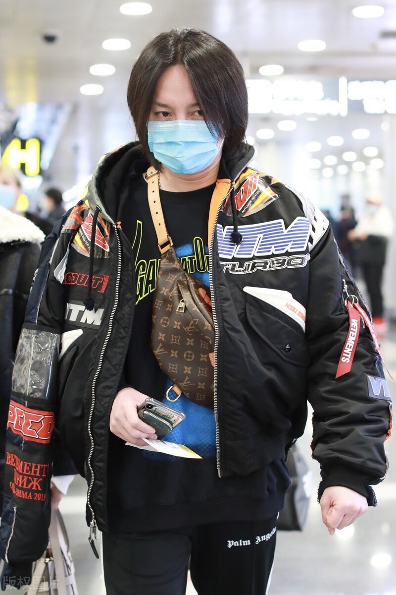 尹正一袭黑色棒球服现身机场,像极了赛车手的服装